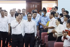 El presidente de Vietnam, Luong Cuong, y los votantes. (Foto: VNA)