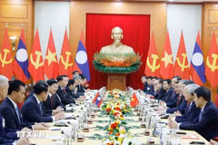 Panorama de la reunión entre el secretario general del Partido Comunista de Vietnam (PCV), To Lam, y el secretario general del Partido Popular Revolucionario y presidente de Laos, Thongloun Sisoulith. (Fuente: VNA)