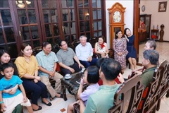 l primer ministro de Vietnam, Pham Minh Chinh, visita la familia del expresidente del Consejo de Ministros Pham Hung. (Fuente: VNA)