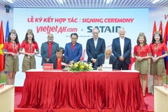 El vicepresidente de Vietjet, Nguyen Duc Thinh (izquierda) y Paul Lochab, director de operaciones de Satair (derecha), en representación de ambas compañías, firman un acuerdo plurianual para los Servicios de Materiales Integrados (IMS) de Satair para la flota Airbus de Vietjet. (Fuente: Vietjet)