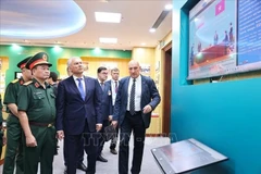 El presidente de la Duma Estatal de Rusia, Vyacheslav Volodin, visita la sala tradicional del Centro Tropical Vietnam-Rusia. (Foto: VNA)