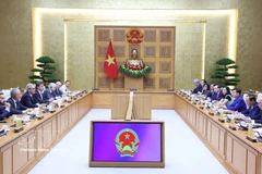 El viceprimer ministro de Vietnam, Tran Hong Ha, sostiene la reunión con la misión de inspección de la Comisión Europea. Foto: VNA