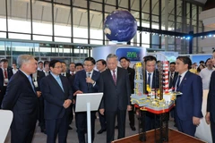 El secretario general del Partido Comunista de Vietnam, To Lam, el primer ministro Pham Minh Chinh y otros líderes del Partido y del Estado visitan la exposición de ciencia y tecnología con motivo del 50 aniversario de la fundación de Petrovietnam. (Foto: petrotimes.vn)