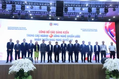  Ceremonia de presentación de las iniciativas para implementar la Resolución 57, lanzadas por el NIC y 5 Redes de Innovación y expertos en áreas como inteligencia artificial, semiconductores, ciberseguridad, cuántica, aeroespacial y UAV. (Foto: Vietnam+)