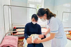 Control de salud de los niños después de la vacunación. (Foto: Vietnam+)