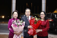 Ceremonia de despedida del presidente de la Asamblea Nacional, Tran Thanh Man, y su esposa en el Aeropuerto Internacional Noi Bai, Hanoi. (Foto: VNA)