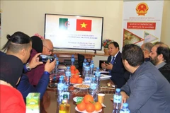 El consejero comercial Hoang Duc Nhuan y los delegados en la reunión. (Foto: VNA)