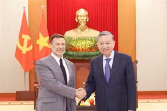 El secretario general del Partido Comunista de Vietnam, To Lam, (D) recibe al saliente embajador australiano, Andrew Goledzinowski. (Fuente: VNA)