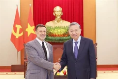 El secretario general del Partido Comunista de Vietnam, To Lam, (D) recibe al saliente embajador australiano, Andrew Goledzinowski. (Fuente: VNA)