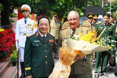 El general Trinh Van Quyet, jefe del Departamento General de Política del Ejército Popular de Vietnam, recibe al ministro de las Fuerzas Armadas Revolucionarias de Cuba, Álvaro López Miera. (Foto: VNA)