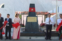 Inauguración del proyecto del letrero del Comité Popular de la zona especial de Hoang Sa, en la ciudad de Da Nang. (Foto: baoquangninh.vn)