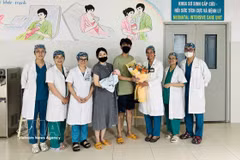 El personal médico del Hospital de Obstetricia y Pediatría de Da Nang entrega flores para felicitar a los padres y al bebé al momento del alta hospitalaria. (Foto: VNA)