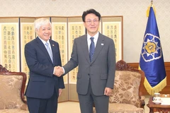 El presidente del Comité Central del Frente de la Patria de Vietnam, Do Van Chien, y el primer ministro surcoreano, Kim Min Seok. (Foto: VNA)