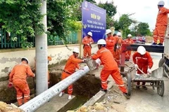 EVNHANOI realiza simulacros para garantizar la seguridad de la red eléctrica ante la compleja evolución de tormentas e inundaciones. (Foto: VNA)