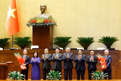 Nguyen Van Quang presta juramento ante la Asamblea Nacional y el pueblo. (Foto: VNA)