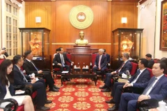 El presidente del Comité Central del Frente de la Patria de Vietnam (FPV), Do Van Chien, recibe al embajador de China en el país, He Wei. Foto: VNA