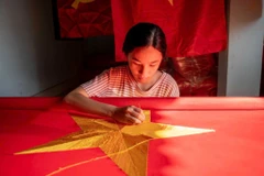 Aldea de confección de banderas Tu Van teñida de rojo en los días históricos de agosto