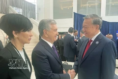 El secretario general To Lam (derecha) se reúne con el presidente de Uzbekistán, Shavkat Mirziyoyev, al margen de la reunión de la Junta de Paz para Gaza en Estados Unidos. (Foto: VNA)