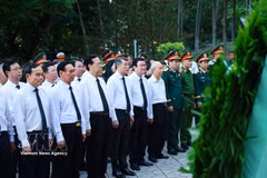 El primer ministro Le Minh Hung ofrece flores e incienso ante el monumento del difunto secretario general Tran Phu y los héroes mártires en el parque Le Thi Rieng. Foto: VNA