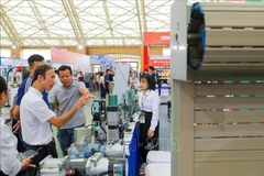 Visitantes recorren los stands en la Exposición Internacional de la Industria de Puertas de Vietnam 2025. (Foto: VNA)