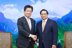 El primer ministro de Vietnam, Pham Minh Chinh, recibe al ministro de Finanzas japonés, Kato Katsunobu. (Foto: VNA)