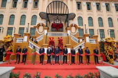 El secretario general To Lam y el presidente Luong Cuong, junto con los demás líderes del Partido y el Estado, realizan el corte de cinta, marcando oficialmente la inauguración del nuevo edificio de la Oficina Presidencial. (Foto: VNA)