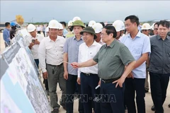 El primer ministro Pham Minh Chinh inspecciona importantes proyectos de infraestructura en la provincia de Quang Tri. (Foto: VNA)
