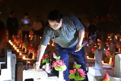El primer ministro de Vietnam, Pham Minh Chinh, rinde homenaje a los caídos. (Foto: VNA)