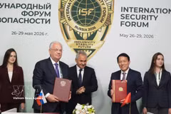 El ministro de Seguridad Pública de Vietnam, general Luong Tam Quang, y el director del Servicio Federal de Cooperación Técnico-Militar de Rusia, Dmitry Shugaev, firman un acuerdo de cooperación. (Foto: VNA)