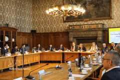Reunión de trabajo entre la delegación del Hospital Militar 175 y el alcalde de la ciudad de Leipzig en el Ayuntamiento de Leipzig. (Foto: VNA)