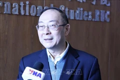 El profesor Jin Canrong, vicepresidente de la Academia de Relaciones Internacionales de la Universidad Renmin de China, durante una entrevista con corresponsales de la Agencia Vietnamita de Noticias en Beijing (Fuente: VNA)