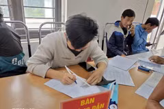 Un mostrador guía a los usuarios para realizar trámites administrativos en el Centro de Servicios Administrativos de la comuna de Tua Sin Chai, provincia de Lai Chau. (Foto: VNA)