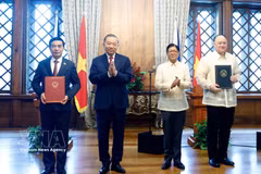 El secretario general del Comité Central del Partido Comunista de Vietnam y presidente del país, To Lam, y el presidente de Filipinas, Ferdinand Romualdez Marcos Jr., presencian la firma de documentos de cooperación. (Foto: VNA)