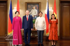 El secretario general del Partido Comunista de Vietnam y presidente del país, To Lam, su esposa, y el presidente filipino, Ferdinand Romualdez Marcos Jr., y su cónyuge. Foto: VNA