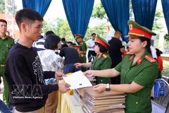 Funcionarios de la prisión de Thanh Xuan entregan las decisiones de amnistía de 2026 del Presidente de la República. Foto: VNA