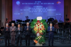 El presidente de la Unión de Organizaciones de Amistad de Vietnam, Phan Anh Son, felicita a la Asociación Vietnam-Estados Unidos. (Foto: https://vietnamnet.vn)