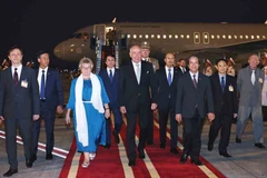 El presidente de Hungría, Sulyok Tamas, y su esposa, Nagy Zsuzsanna, arriban a Hanoi. (Foto: VNA)