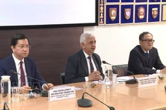 El embajador de Vietnam en India, Nguyen Thanh Hai, (izquierda) y el vicealmirante Pradeep Chauhan, director general de la Fundación Marítima Nacional de la India (centro), en el evento. (Foto: VNA)