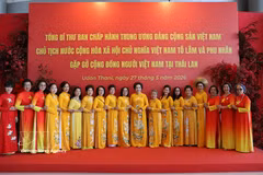 La comunidad vietnamita en Tailandia se toma fotografías de recuerdo en el Centro VT Nam Nueng mientras espera la llegada del secretario general y presidente To Lam. (Foto: VNA)