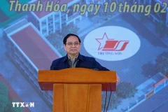 El primer ministro Pham Minh Chinh habla en la ceremonia de inauguración del proyecto de la escuela de nivel primario y secundario Cam Thach, en la provincia de Thanh Hoa. (Foto: VNA)
