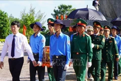 Líderes de la provincia de Dong Thap realizan la ceremonia de traslado de los restos de los mártires a su lugar de descanso. (Foto: VNA)