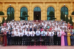 El presidente de Vietnam, Luong Cuong, y los delegados posan para una foto. (Foto: VNA)