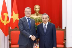 El secretario general del Partido Comunista de Vietnam, To Lam, recibe a Vincent Clerc, director del Grupo A.P. Moller - Maersk de Dinamarca. Foto: VNA