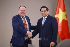 El primer ministro vietnamita, Pham Minh Chinh, recibe al presidente de la Asociación de Amistad República Checa-Vietnam, Milos Kusy. (Fuente: VNA)