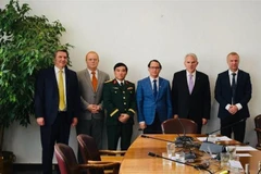 El embajador de Vietnam en Chile, Nguyen Viet Cuong, y el presidente de la Comisión de Relaciones Exteriores del Senado chileno, Iván Moreira Barros, en la reunión del trabajo. (Foto: VNA)