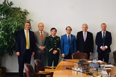 El embajador de Vietnam en Chile, Nguyen Viet Cuong, y el presidente de la Comisión de Relaciones Exteriores del Senado chileno, Iván Moreira Barros, en la reunión del trabajo. (Foto: VNA)