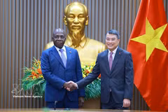 El primer ministro de Vietnam, Le Minh Hung, recibe al ministro de Asuntos Exteriores de Angola, Téte António. (Foto: VNA)