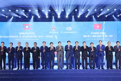 El presidente vietnamita Luong Cuong, el secretario general y presidente de Laos, Thongloun Sisoulith, y los delegados asistieron a la ceremonia de inauguración del muelle Nº 3 del Puerto Internacional Laos-Vietnam. (Foto: VNA)