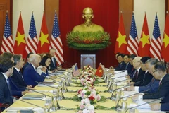 Las conversaciones de alto nivel entre el secretario general del Partido, Nguyen Phu Trong (cuarto, a la derecha), y el presidente estadounidense, Joe Biden (cuarto, a la izquierda), celebradas en Hanoi el 10 de septiembre de 2023, arrojaron numerosos resultados positivos, como lo demuestra la emisión de una declaración conjunta sobre la elevación de las relaciones entre Vietnam y Estados Unidos a una Asociación Estratégica Integral para la Paz, la Cooperación y el Desarrollo Sostenible. (Foto: VNA)