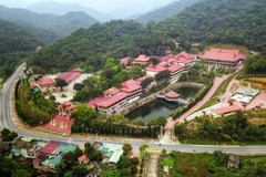 El Monasterio Zen Truc Lam Yen Tu, situado en la montaña Yen Tu, dentro del complejo histórico y paisajístico homónimo (provincia de Quang Ninh), fue elegido por el emperador Tran Nhan Tong como lugar de retiro espiritual. Originalmente, fue un templo de gran envergadura, pero con el tiempo fue destruido, quedando solo algunos vestigios. En 2002, el monasterio fue reconstruido. (Foto: VNA)